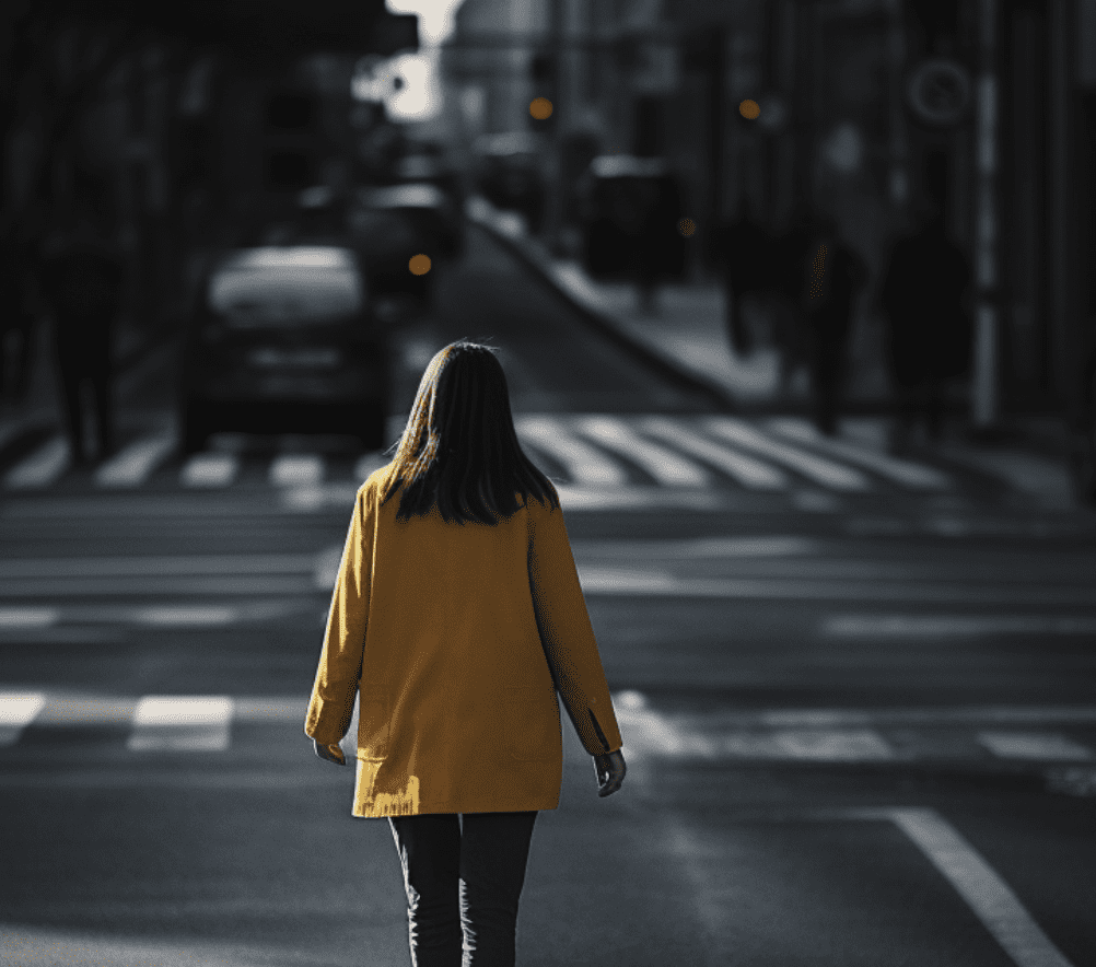 Una mujer cruza la calle