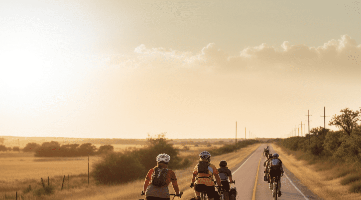 Un grupo de personas en bicicleta por una carretera rural